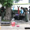 Cảnh sát Thái Lan điều tra tại hiện trường một trong những vụ đánh bom ở Bangkok ngày 2/8. (Ảnh: THX/TTXVN)