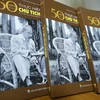 Cuốn sách ảnh "50 năm thực hiện Di chúc của Chủ tịch Hồ Chí Minh" vừa ra mắt. (Ảnh: Minh Quyết - TTXVN)