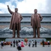 Tượng đài cố Chủ tịch Triều Tiên Kim Nhật Thành và cố lãnh đạo Kim Jong-il. (Nguồn: Reuters)