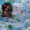 Một nữ sinh bơi giữa bể nước đầy chai nhựa để nâng cao nhận thức của mọi người về rác thải nhựa. (Nguồn: bangkokpost)