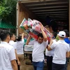 Đoàn cứu trợ Việt Nam tại bang Mon (Myanmar) chuyển hàng cứu trợ. (Ảnh: TTXVN phát)
