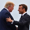 Tổng thống Pháp Emmanuel Macron (phải) và Tổng thống Mỹ Donald Trump trong cuộc gặp bên lề Hội nghị thượng đỉnh G7. (Ảnh: AFP/TTXVN)