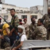Các tay súng thuộc nhóm vũ trang Hội đồng Chuyển tiếp miền Nam (STC) gác tại một khu vực ở Aden, Yemen. (Ảnh: THX/TTXVN)
