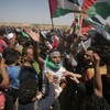 Người biểu tình Palestine đụng độ với binh sỹ Israel tại biên giới Dải Gaza - Israel. (Ảnh: THX/TTXVN)