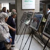 Khách tham quan tại buổi khai mạc Triển lãm ảnh "Khám phá Việt Nam" vào chiều ngày 27/8 tại thủ đô Algiers. (Ảnh: Tấn Đạt/TTXVN)