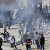 Quang cảnh cuộc đụng độ giữa người biểu tình Palestine và cảnh sát Israel tại đền Al-Aqsa ở Jerusalem. (Ảnh: AFP/TTXVN)