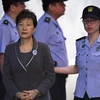 Cựu Tổng thống Hàn Quốc Park Geun-hye tới tòa án quận trung tâm ở Seoul ngày 7/8/2017. (Ảnh: AFP/TTXVN)