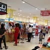 Người dân đến mua sắm tại siêu thị Aeon Mall Bình Dương. (Ảnh: Hải Âu/TTXVN)