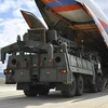 Nga vận chuyển một phần bộ phận của S-400 tới Thổ Nhĩ Kỳ hồi tháng 7 vừa qua. (Nguồn: AP)