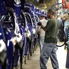 Công nhân làm việc ở một xưởng lắp ráp ôtô của Mỹ. (Nguồn: ksat.com)