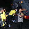 Cầu thủ Malaysia phải rời sân bằng xe bọc thép.