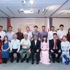 Tổng lãnh sự Việt Nam tại Fukuoka Vũ Bình (thứ 5 từ trái qua) chụp ảnh với Ban Chấp hành lâm thời Hội người Việt Nam tại Fukuoka. (Ảnh: Thành Hữu/TTXVN)