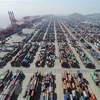 Cảng hàng hóa ở Thượng Hải, miền Đông Trung Quốc. (Ảnh: THX/TTXVN) 