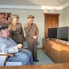 Nhà lãnh đạo Triều Tiên Kim Jong-un (trái, phía trước) thị sát một vụ phóng tên lửa chiến thuật mới. (Ảnh: Yonhap/TTXVN)