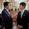 Thủ tướng Shinzo Abe (trái) và ông Shinjiro Koizumi, con trai cựu Thủ tướng Nhật Bản Koizumi Junichiro. (Nguồn: Reuters)