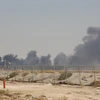 Khói bốc lên từ nhà máy lọc dầu Aramco ở Abqaiq, miền Đông Saudi Arabia sau vụ tấn công ngày 14/9. (Ảnh: AFPF/TTXVN)