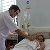 Bệnh nhân được điều trị tại Khoa Hồi sức tích cực, Bệnh viện đa khoa tỉnh Hà Tĩnh bằng kháng sinh phối hợp. (Ảnh: TTXVN phát)