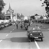 Nhân dân Thủ đô Phnom Penh đổ ra đường phố, lưu luyến tiễn đưa cán bộ, chiến sỹ quân tình nguyện Việt Nam mặt trận 479 và 979 hoàn thành nghĩa vụ quốc tế, lên đường trở về Tổ quốc. (Ảnh: Nguyễn Dĩnh/TTXVN)