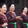 Các liền chị biểu diễn trống quân Bùi Xá, huyện Thuận Thành, tỉnh Bắc Ninh. (Ảnh: Diệp Trương/TTXVN)