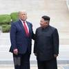 Tổng thống Mỹ Donald Trump (trái) và nhà lãnh đạo Triều Tiên Kim Jong-un trong cuộc gặp ở làng đình chiến Panmunjom. (Ảnh: Yonhap/TTXVN)