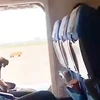Nữ hành khách mở cửa máy bay trước khi cất cánh. (Nguồn: foxnews)