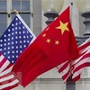 Quốc kỳ Trung Quốc (giữa) và quốc kỳ Mỹ. (Ảnh: Getty Images/TTXVN)