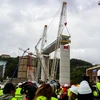Phiến dầm dài 50m đầu tiên đã được dựng lên trong khuôn khổ dự án xây dựng lại cầu cạn Morandi. (Nguồn: AFP)