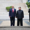 Tổng thống Mỹ Donald Trump (trái) trong cuộc gặp Nhà lãnh đạo Triều Tiên Kim Jong-un tại Panmunjom ngày 30/6/2019. (Ảnh: THX/TTXVN)