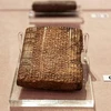 Một trong 300 phiến đất sét cổ khắc chữ tại buổi trưng bày. (Nguồn: AFP)