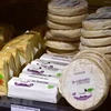 Phomát được bày bán tại một siêu thị ở Saintes, Pháp. (Ảnh: AFP/TTXVN)