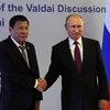 Tổng thống Nga Vladimir Putin (phải) và Tổng thống Philippines Rodrigo Duterte tại cuộc gặp ở Sochi, Nga, ngày 3/10. (Ảnh: AFP/TTXVN)