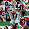 Phụ nữ Iran lần đầu tiên được đến sân bóng sau 40 năm bị cấm