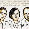 Các nhà kinh tế học giành giải Nobel Kinh tế năm 2019. (Nguồn: indianexpress)