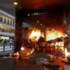 Hình ảnh người biểu tình đốt phá tại lối vào một ga tàu điện ngầm ở Hong Kong. (Ảnh: Kyodo/TTXVN)