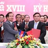 Thượng tướng Lê Chiêm, Thứ trưởng Bộ Quốc phòng (phải) và ông Sieng Lapresse (trái) trao Biên bản Kỳ họp lần thứ 18. (Ảnh: Xuân Khu/TTXVN)