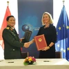 Đại tướng, Bộ trưởng Quốc phòng Ngô Xuân Lịch và bà Federica Moreghini, Phó chủ tịch Ủy ban châu Âu ký Hiệp định FPA. (Ảnh: Kim Chung/TTXVN)