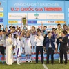 U21 Hà Nội giương cao cúp vô địch. (Ảnh: Dư Toán/TTXVN)