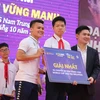 Quang Hải giúp fan giành vé đi Malaysia 'tiếp lửa' đội tuyển Việt Nam