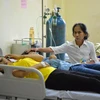 Các bệnh nhân bị ngộ độc khí tại Công ty Trách nhiệm hữu hạn Golden Victory Việt Nam được điều trị tại Trung tâm y tế huyện Nghĩa Hưng. (Ảnh Công Luật/TTXVN)