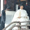 Nhật hoàng Naruhito (phía trước) làm lễ tại Điện thờ cung Hoàng gia ở Tokyo, trước lễ Đăng quang ngày 22/10. (Ảnh: AFP/TTXVN)