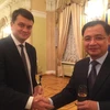 Chủ tịch Quốc hội Ukraine, Dmytro Razumkov (trái) và Đại sứ Việt Nam tại Ukraine Nguyễn Anh Tuấn. (Ảnh: Duy Trinh/TTXVN)