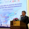 Phó Chủ tịch Ủy ban nhân dân thành phố Hải Phòng Nguyễn Xuân Bình giới thiệu với các nhà đầu tư về tiềm năng và lợi thế của Hải Phòng trong phát triển cảng biển và logistics. (Ảnh: Minh Thu/TTXVN)