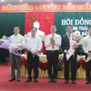 Bí thư Tỉnh ủy Thái Nguyên Trần Quốc Tỏ (người ở giữa) tặng hoa chúc mừng Phó Chủ tịch tỉnh và các Ủy viên UBND tỉnh mới được bầu tại kỳ họp. (Ảnh: Hoàng Nguyên/TTXVN)