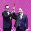Trong ảnh: Thủ tướng Nguyễn Xuân Phúc nhận búa Chủ tịch ASEAN từ Thủ tướng Thái Lan Prayuth Chan-o-cha. (Ảnh: Thống Nhất/TTXVN)