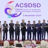 Lãnh đạo các nước ASEAN chụp ảnh chung với Tổng thư ký Liên hợp quốc Antonio Guterres tại lễ khai trương ACSDSD. (Ảnh: Ngọc Quang/TTXVN)