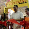 Đại sứ Việt Nam tại Cuba Nguyễn Trung Thành cắt băng khai trương gian trưng bày Việt Nam tại FIHAV 2019. (Ảnh: Lê Hà/TTXVN)