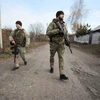 Binh sỹ Ukraine tuần tra tại làng Katerynivka, vùng Lugansk, miền Đông Ukraine ngày 2/11/. (Ảnh: AFP/TTXVN)