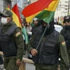 Cảnh sát Bolivia tham gia cuộc tuần hành bày tỏ sự ủng hộ với lực lượng đối lập, yêu cầu Tổng thống từ chức, ở La Paz, ngày 9/11. (Ảnh: AFP/TTXVN)