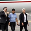 Ngoại trưởng Mexico Marcelo Ebrard (trái) đón cựu Tổng thống Bolivia Evo Morales (giữa) tại sân bay thủ đô Mexico City. (Ảnh: THX/TTXVN)