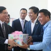 Công sứ Lại Xuân Chiến trao quà cho Trung tâm Văn hoá và Thư viện tỉnh Kampong Speu. Ảnh: Nguyễn Vũ Hùng/TTXVN)